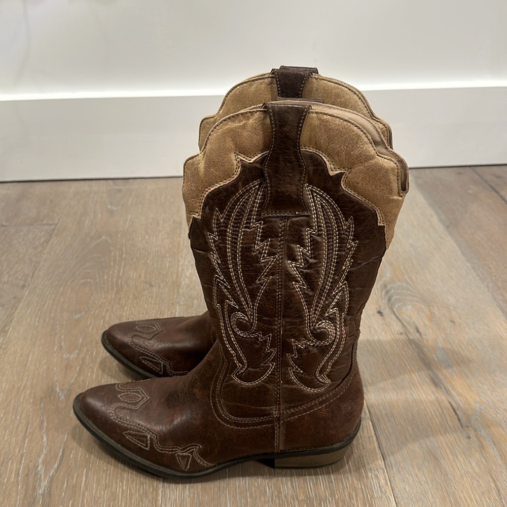 Faux Western Cowboy Boots size 6 like new only worn once!